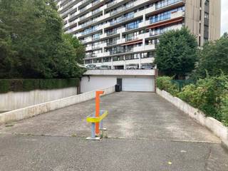 GANSHOREN - Located under the building called TWENTY-ONE, nice garage box with manual door (5m x 3m) and access to the underground area through...