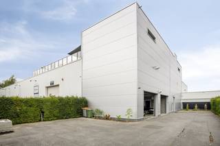 De totale bebouwde oppervlakte is 1.475 m², de totale grondoppervlakte bedraagt 3.932 m².Het volledige complex verkeert in een goede en...