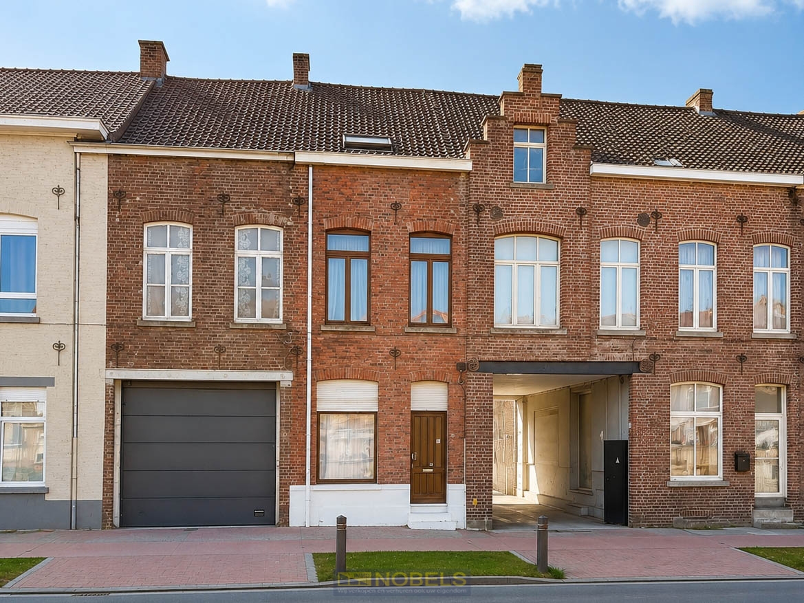 Te koop, grote burgerwoning met ruim leefvolume in centrum Ronse - foto 1