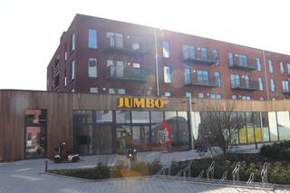 Recent nieuwbouw appartement op de 2eV met LIFT (bouwjaar 2025) in een zéér rustige en aangename woonomgeving! Het bevindt zich op wandelafstand van verschillende winkels, scholen en het openbaar vervoer. De oprit van de A12 Antwerpen-Brussel ligt op slechts 3 min. rijden. <br /><br />Ondergronds beschikt het appartement over een privatieve berging (2e deur rechts), een gemeenschappelijke fietsenberging en een autostaanplaats voor 1 wagen nr 35. Zeer goede EPC score: Label A & de keuring van de elektriciteit is volledig conform. Dit appartement bestaat uit: een inkomhall, een modern ingerichte badkamer, een wasplaats/berging, een apart toilet, een woonkamer met open ingerichte keuken, 1 slaapkamer en een west-gericht terras. 4 zonnepanelen aanwezig.<br /><br />De gemeenschappelijke kosten bedragen €50 ,-/maand. 3 maanden huurwaarborg. Dit appartement werd volledig geschilderd en is instapklaar & beschikbaar vanaf 1/1/2027!