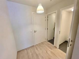 <p>Dit stijlvolle, energiezuinige (B) en lichtrijke appartement, gelegen op de derde verdieping van de recente residentie "I Love City Life Dance'Art" (bouwjaar 2016), combineert comfort, hedendaagse architectuur en een bruisende centrumligging. Gelegen aan de Papenvest, vlak bij de trendy Dansaertwijk en op wandelafstand van de historische binnenstad, bevindt u zich hier tussen hotspots zoals de Beurs, Sint-Katelijne en de Grote Markt. De buurt biedt een levendige mix van horeca, winkels en cultuur, en zit bovendien in volle stadsvernieuwing, wat bijdraagt aan haar dynamisch karakter.<br />Met een bewoonbare oppervlakte van 65 m² beschikt het appartement over een inkomhal met apart gastentoilet, een praktische berging, en een ruime, lichtrijke woonkamer met volledig ingerichte open keuken. De comfortabele slaapkamer geeft toegang tot een aangenaam terras, ideaal om even tot rust te komen. Verder is er een moderne badkamer met ligbad, douchescherm en wastafelkast.<br />Extra troeven zijn de conforme elektriciteit, de uitstekende bereikbaarheid met openbaar vervoer en de vlotte verbindingen naar de Brusselse Ring en autosnelwegen (E40, E19). Dit instapklare appartement is momenteel verhuurd t.e.m. 31/07/2026 en vormt een ideale opportuniteit voor zowel stadsbewoners als investeerders.<br />Voor meer informatie of een eerste bezoek, contacteer Frederik op frederik@immo-time.be</p>