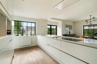Grondig vernieuwd, smaakvol afgewerkt en verrassend veelzijdig. Deze woning in de Reigerslaan in Loppem ligt op een perceel van 656 m² en combineert de mogelijkheid van 3 tot 4 slaapkamers met een zuidoostgerichte tuin, een polyvalent bijgebouw en EPC-label B.<br /><br />Binnen werd gekozen voor een verzorgde, eigentijdse afwerking en hedendaags wooncomfort. De indeling biedt voldoende flexibiliteit voor een extra slaapkamer, bureau of hobbyruimte, en ook uitbreiding behoort tot de mogelijkheden.<br /><br />De tuin vormt een aangename verlenging van de woning, met ruimte om te eten, te spelen of gewoon van de zon te genieten.<br /><br />Achteraan staat een multifunctioneel bijgebouw dat vandaag als bar met gastentafel is ingericht. Maar kan ook perfect dienen als thuiskantoor, praktijk, atelier of ontspanningsruimte. Het is o.a. voorzien van keramische vloeren, akoestische plafonds met ingebouwde geluidsinstallatie en herbergt ook nog de tuinberging. Bovendien is het gebouw afzonderlijk te bereiken zonder dat de woning moet inboeten aan privacy en heeft het een apart terras aan de achterzijde.<br /><br />De erkenning als vakantiewoning zorgt ten slotte voor een extra interessante troef. <br />Een verzorgde en instapklare woning met ruimte, comfort en net genoeg eigenzinnigheid om niet dertien in een dozijn te zijn.