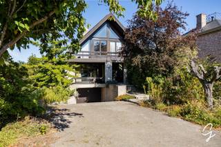 Prachtige architectenwoning met 4 slaapkamers, ruime garage en tuin.<br /><br />Deze alleenstaande woning biedt een aangename combinatie van ruimte, licht en comfort. De woning beschikt over een open, lichtrijke leefruimte met mooie voeling met de tuin en een ruime keuken.<br /><br />Op het gelijkvloers vindt u inkomhal, ruime leefruimte, keuken, apart toilet en bureauruimte/bibliotheek.<br /><br />De eerste verdieping telt vier slaapkamers en badkamer.<br /><br />De volledige onderkeldering, goede bereikbaarheid en gunstige epc zijn extra troeven.<br /><br />Kom je deze prachtige woning graag zelf ontdekken? <br />Contacteer Tom op 0471 59 40 43 of mail naar tom@cornelis-goeman.be