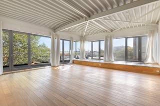 <strong>Exclusieve penthouse met zeldzaam groot dakterras nabij het Groen Kwartier.</strong><br /><br />Dit prachtige appartement van ca. 147m² baadt in het licht dankzij de royale glaspartijen, die binnen en buiten naadloos in elkaar laten overvloeien. Het indrukwekkende, <strong>zuidgerichte dakterras </strong>van ca. 00m² fungeert als een volwaardige extra leefruimte waar u vrijwel de hele dag van de zon kan genieten.<br /><br /><strong>Indeling:</strong><br />Bij het betreden van de woning valt meteen de uiterst lichte, uitgestrekte woonkamer op. Deze ruimte vloeit naadloos over in een strakke, open keuken die voorzien is van alle hedendaagse inbouwtoestellen. Verder telt het appartement <strong>twee volwaardige slaapkamers</strong>, met de optie om een ruime, derde slaapkamer bij te maken. Vervolgens, de ingerichte badkamer, uitgerust met een ligbad, wastafelmeubel en een toilet.<br /><br /><strong>Bijzonderheden:</strong><br />EPC label <strong>B</strong>;<br /><strong>Aparte</strong> nutsvoorziening (gas, water en elektriciteit).<br /><br /><strong>Ligging:</strong><br />De locatie biedt het beste van twee werelden. U wandelt in no-time naar de bruisende wijk <strong>Zurenborg</strong> voor een hapje of een drankje. Daarnaast bevinden het <strong>station Antwerpen-Berchem</strong> en het <strong>sfeervolle Groen Kwartier </strong>zich letterlijk om de hoek. Hier geniet u van het centrale stadsleven, maar dan met een ongeziene hoeveelheid (buiten)ruimte.