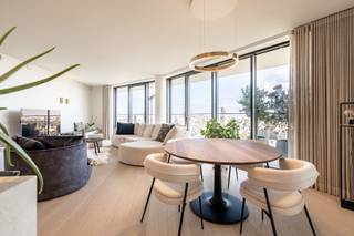 Nieuwbouw appartement met hoogstaande afwerking gelegen in Tower District met weergaloze zichten op Knokke, de golf en de zee.Indeling: Inkomhal met...