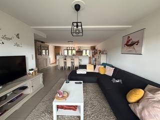 <strong>Bemeubeld duplex appartement met 3 slaapkamers te huur in Ham</strong><br /><br />Nabij het centrum van Kwaadmechelen en Oostham vinden we dit ruime duplex appartement. Het appartement heeft een centrale ligging op wandel- en fietsafstand van een supermarkt, een bakker, een school en openbaar. De op- en afrit van de E313 bevindt zich op slechts enkele minuutjes rijden.<br /><br />Het appartement is gelegen op de eerste verdieping en is bereikbaar met de trap. We komen binnen in de inkomhal met apart gastentoilet. Via de inkomhal bereik je de ruime en lichtrijke leefruimte met open keuken. De keuken is voorzien van een kookvuur met dampkap, een oven, een microgolf, een vaatwasser en een koelkast. Achter de keuken is er een berging, ideaal voor extra opslagruimte.<br /><br />Op de verdieping treffen we drie ruime slaapkamers en een badkamer. De badkamer is voorzien van een dubbele lavabo met voldoende kastruimte, een douche-bad en een tweede toilet.<br /><br />De verwarming gebeurt via centrale verwarming op aardgas.<br /><br />Voor het parkeren van de wagen is er een bijhorende autostaanplaats.<br /><br />De huurprijs bedraagt 950,00 euro per maand en er zijn geen bijkomende gemeenschappelijke kosten. Het appartement wordt bemeubeld verhuurd en is meteen beschikbaar.<br /><br />Spreekt dit leuke duplex appartement jullie aan? Contacteer ons dan via info@bosmanvastgoed.be voor meer info of een bezoek ter plaatse.