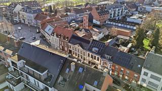 Historische eigendom in het centrum van Ingelmunster, op slechts 50 meter van de markt.<br />Momenteel ingericht als restaurant, maar dankzij de centrale ligging en de karaktervolle ruimtes biedt dit pand ook tal van mogelijkheden voor andere invullingen.<br />Het geheel beschikt bovendien over 3 garages en meerdere parkeerplaatsen achteraan het perceel, bereikbaar via de Weststraat.<br /><br /><u><strong>Indeling:</strong></u><br />Royale inkomhal, restaurantgedeelte met mooie elementen en visgraatparket,<br />traphal, professionele restaurantkeuken, dienstgang en kelder.<br /><br />Op het verdiep:<br />- privé-keuken<br />- mogelijkheid tot 5 slaapkamers<br />- badkamer<br />- opbergruimtes<br />- zolder bereikbaar via trapluik<br /><br />Mooie stadstuin met veel privacy.<br />3 garages met elektriciteit, water & alarm.<br />Privé parking met parkeerplaats voor meerdere wagens en elektrische schuifpoort.<br /><br /><u><strong>Details:</strong></u><br />- centrale verwarming - 5 warmtepompen & 2 boilers op aardgas<br />- regenwater<br />- alarmsysteem & camera's<br />- 33 zonnepanelen van 410 WP en omvormer 15000 WP<br />- conform gekeurde elektrische installatie<br />- epc D: geen renovatieplicht!<br />- De volledige inboedel is optioneel over te nemen (professionele keuken - meubilair restaurant & tuinmeubelen)<br />- Deze eigendom biedt ook mogelijkheden als projectontwikkeling<br /><br /><u><strong>Contact:</strong></u><br />Voor meer informatie of een bezoek, contacteer Stijn op 0491 61 42 19 of info@stijndebusschere.be.