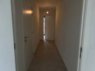 Energiezuinig nieuwbouwappartement met drie slaapkamers, ondergrondse berging en staanplaats te huur. <br /><br />BEZOEKMOMENT 07 NOVEMBER 10u30 - 12u30. Inschrijven via www.opt-immo.be<br /><br />De inkomhal geeft rechtstreeks toegang tot de leefruimte met open keuken. De keuken is voorzien van alle nodige toestellen. Naast de open keuken bevindt zich een ruime berging waar alle voorzieningen voorhanden zijn en er aansluiting is voor een wasmachine en droogkast. Verder heeft dit appartement drie slaapkamers, een afzonderlijk toilet en een ruime badkamer met dubbele lavabo en inloopdouche. Er is tevens een terras aanwezig. <br /><br />Inbegrepen zit een ondergrondse berging en een autostaanplaats. De residentie biedt ook een afgesloten fietsenberging en een lokaal voor afvalbeheer. <br /><br />Het appartement wordt verwarmd middels een warmtepomp en beschikt over privatieve zonnepanelen, waardoor het appartement energiezuinig is. <br /><br />Syndic: 60 euro per maand<br />Beschikbaar: 01/01/2027