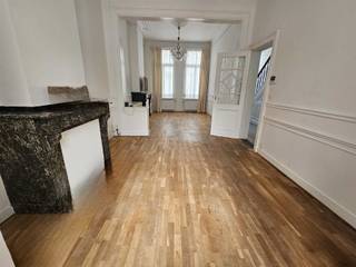 Zurenborg: herenwoning te huur! Dit herenhuis bevindt zich in een zijstraat van de Dageraadplaats. Er is een tuin aanwezig. Er zijn 2 keukens en 2...