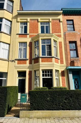 TE HUUR - GENT. In de omgeving van Gent Sint-Pieters wacht deze recent vernieuwde burgerwoning vol charme en karakter op haar nieuwe bewoners...