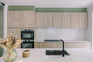 <p><span>GENT</span><span>- Instapklaar één-slaapkamer appartement in een kleinschalige residentie te koop nabij station Gent-Sint-Pieters</span></p><p><span> </span></p><p><span>Gelegen langs de Kortrijksesteenweg te Gent, vinden we dit instapklare gelijkvloersappartement met één slaapkamer in de luxeresidentie Huize Stella, ontworpen door CAAN Architecten.</span></p><p><span>Met Huize Stella kiest u voor een unieke woonbeleving waarin architectuur, natuur en comfort elkaar versterken. De residentie sluit naadloos aan bij het historische stadsgezicht en is ingebed in een groen woonerf met nieuw aangeplante bomen en een prachtige gemeenschappelijke tuin. </span></p><p><span>Grote raampartijen, maximale privacy en een hoogwaardige afwerking zorgen voor een uitzonderlijk wooncomfort. Daarnaast geniet het appartement van een aantal gemeenschappelijke faciliteiten zoals extra berging en aangelegde parktuin.</span></p><p><span> </span></p><p><span>De belangrijkste toeven</span></p><ul><li><span>Kleinschalige residentie van zes appartementen</span></li><li><span>Volledig instapklaar (dient enkel nog geschilderd te worden)</span></li><li><span>Zuid geörienteerd terras omringd door groen</span></li><li><span>Verkoop onder registratierechten</span></li><li><span>Vlotte verbinding met zowel openbaar vervoer als wagen</span></li><li><span>Inclusief </span><span>twee ruime private bergingen</span></li><li><span>Op wandelafstand van het Citadelpark</span></li><li><span>Kwalitatief gebruik van materialen met uitgeruste badkamer en keuken</span></li><li><span>Ideaal zowel voor eigen bewoning als investering</span></li></ul><p><span> </span></p><p><span> </span></p><p><span>Indeling</span></p><p><span>Het appartement verwelkomt u via de inkomhal met aparte technische berging, aansluitend de lichtrijke leefruimte voorzien van grote raampartijen met een open keuken, een aparte slaapkamer met ensuite badkamer (lavabo, douche en bad)</span></p><p><span>Tot slot beschikt het appartement nog over een ondergrondse kelderberging en bovengrondse berging als extra opslagplaats.</span></p><p><span> </span></p><p><span> </span></p><p><span> </span></p><p><span>Belangrijk:</span></p><p><span>Richtprijs: 449.000EUR</span></p><p><span>EPB: 45 kWh/m²jaar E23</span></p><p><span> </span></p><p><span>Neem contact op met Axel Lenaerts Makelaars voor een bezoek via <span>zoe@axellenaerts.be</span></span><span> of 09/245 24 24</span></p><p><span> </span></p><p><span> </span></p><p><span> </span></p><p><span> </span></p>