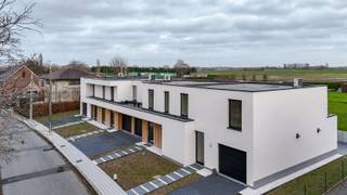 Welkom in deze prachtige en energiezuinige nieuwbouwwoning in Kortemark, waar hedendaags wooncomfort perfect samengaat met een rustgevend landelijk uitzicht. Deze woning is ideaal voor wie op zoek is naar ruimte, comfort en sereniteit, met scholen, winkels en andere noodzakelijke voorzieningen in de nabije omgeving.<br /><br />U wordt verwelkomd in een ruime inkomhal met gastentoilet. Van hieruit betreedt u de lichtrijke en aangename leefruimte met aansluitend een bureau, die dankzij de grote raampartijen geniet van een mooie natuurlijke lichtinval en een open zicht op de tuin. De open, moderne keuken sluit naadloos aan bij de leefruimte en is afgewerkt met duurzame materialen en kwalitatieve toestellen.<br />Op het gelijkvloers vindt u verder een praktische berging met aansluitingen voor wasmachine en droogkast, evenals een inpandige garage waar alle technische installaties netjes zijn ondergebracht.<br />De eerste verdieping telt vier volwaardige slaapkamers waarvan één met een ensuite badkamer, uitgerust met ligbad en één inloopdouche. Daarnaast is er een tweede badkamer met lavabo en inloopdouche, evenals een apart toilet, wat zorgt voor extra comfort voor het hele gezin.<br />Buiten geniet u van een zonnig terras met aangrenzende tuin, ideaal om tot rust te komen en te genieten van de groene omgeving en het open uitzicht.<br /><br />INBEGREPEN IN DE AANKOOPPRIJS: aansluitingskosten, keuring elektriciteit, keuring water, energieprestatie en binnenklimaat, postinterventiedossier<br />Contacteer ons vandaag nog voor meer informatie of een bezoek ter plaatse!