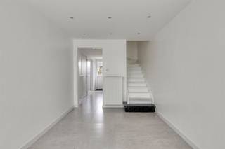 <p>Instapklare bel-etagewoning in Aalst</p><p>Bent u op zoek naar een ruime, moderne en volledig instapklare bel-etagewoning op een rustige, maar toch centrale ligging in Aalst? Dan is deze mooie woning in de Raffelgemstraat 5 zeker een bezoek waard.</p><p>De woning werd recent gerenoveerd en combineert hedendaags wooncomfort met een praktische indeling. Op de woonverdieping geniet u van een aangename en lichtrijke leefruimte, ideaal om gezellig te vertoeven met het gezin of gasten te ontvangen.</p><p>Verder beschikt de woning over 3 slaapkamers, een moderne en praktische badkamer en voldoende ruimte voor wie comfortabel wil wonen met extra mogelijkheden voor bureau, hobbyruimte of dressing.</p><p>Ook technisch zit deze eigendom uitstekend: met een gunstig EPC-label B en een conforme elektrische installatie bent u verzekerd van zorgeloos wooncomfort.</p><p>Buiten biedt de omheinde tuin met terras een fijne plek om te ontspannen. De woning beschikt bovendien over een oprit en garage, wat bij een bel-etagewoning zorgt voor extra praktisch comfort en parkeergelegenheid op eigen terrein.</p><p>De extra troeven van deze woning zijn: goede ligging, instapklaar, gunstig EPC, conform elektriciteit en asbestvrij.</p><p>De vermelde prijs is een richtprijs. Na ontvangst van de biedingen zal de verkoper beslissen of hij/zij de eigendom verkoopt aan het beste bod. De richtprijs is aldus niet bindend voor de verkoper.<br />Voor meer info kunt u ons contacteren op 053/70.23.67 of info@derick.be</p>