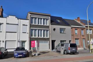 <p><span>Op zoek naar een ruime en lichtrijke woning op een gunstige locatie vlak bij het prachtige park Hof ter Saksen? Dan is deze verzorgde bel-etagewoning beslist een bezoek waard. Met twee volwaardige slaapkamers, uitbreidingsmogelijkheden, een inpandige garage en een aangename tuin combineert deze woning ruimte en wooncomfort met een fijne, groene woonomgeving.<br /><br /></span><span>Via de ruime inkomhal betreedt u de woning. Op het gelijkvloers bevinden zich een praktische bergplaats (met toegang tot de kelder), een afzonderlijke wasberging en een ruime inpandige garage met automatische sectionaalpoort.<br /><br /></span><span>De eerste verdieping vormt het hart van de woning. Hier bevindt zich de sfeervolle en lichtrijke woonkamer met gezellige gashaard. Aansluitend vindt u de open leefkeuken, functioneel ingericht met heel wat opbergruimte en uitgerust met een keramische kookplaat, dampkap, combi-oven, koelkast en spoelbak. Vanuit de keuken geniet u bovendien van een aangenaam zicht op de tuin en heeft u via de buitentrap rechtstreeks toegang tot het terras.<br /><br /></span><span>Op de tweede verdieping bevinden zich twee ruime slaapkamers en een volledig vernieuwde badkamer. Deze is ingericht met een douche, hangtoilet en badkamermeubel met lavabo.<br /><br /></span><span>Achteraan de woning ligt een gezellige en onderhoudsvriendelijke tuin met terras, waar u in alle rust van het buitenleven kunt genieten. De tuin is zowel bereikbaar via de wasberging op het gelijkvloers als via de buitentrap vanuit de keuken.<br /><br /></span><span>Graag laten we u deze woning persoonlijk ontdekken. Plan vandaag nog uw bezoek via </span><span>verkoop@homevast.be</span><span> of bel ons op 03 344 77 44.</span></p>