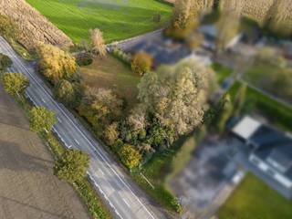 Vous recherchez un terrain (à bâtir) spacieux à deux pas du centre de Menin ? N'oubliez pas de jeter un coup d'œil à ce terrain à bâtir dans un lieu commercial ! Ce terrain est idéalement situé avec, d'une part, une liaison fluide avec Menin (5 min) et, d'autre part, situé à proximité des routes d'entrée et de sortie. Son emplacement central et ses vues magnifiques permettent de transformer votre rêve immobilier en réalité ! Réglementation de la construction : - principalement destinés à la vie- le commerce, les services, l'artisanat et les petites entreprises sont autorisés en tant que fonctions accessoires, à condition qu'ils ne perturbent pas la nature de la fonction résidentielle et agricole de la zone- la création d'un magasin de voitures n'est pas autoriséeContactez Sarah Hanson au 0493 25 46 80 ou Carl Boedts au 0473 95 18 21 pour plus d'informations !