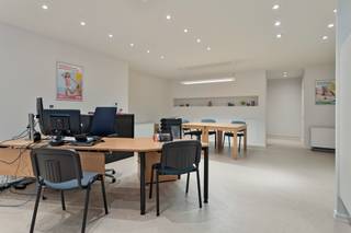 Waregem : in het centrum van Waregem vind je deze instapklare kantoorruimte van 85 m².Troeven * Centrale ligging in het hart van Waregem met vlotte...