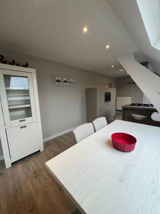 Gemeubelde duplex te huur over station van MechelenDuplex met mooie ruime keuken, eetkamer en salon.Met apparte berging voorzien van wasmachine en...