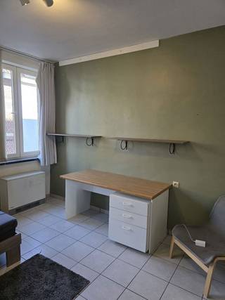 <p>Vous êtes à la recherche d'une chambre d'étudiant confortable et prête à emménager à Louvain ? Cette chambre d'étudiant meublée, située dans la Lepelstraat, est immédiatement disponible et offre un cadre pratique et agréable pour les étudiants.</p>
<p>La chambre est entièrement meublée et dispose d'un lit, d'un bureau, d'une armoire, d'un réfrigérateur et d'un micro-ondes. Il vous suffit d'apporter vos effets personnels pour pouvoir vous installer immédiatement.</p>
<p>Le loyer s'élève à 490 € par mois, avec une provision mensuelle de 100 € pour les charges et le Wi-Fi.</p>
<p>La chambre est immédiatement disponible et convient parfaitement aux étudiants à la recherche d'un logement confortable et pratique à Louvain.</p>