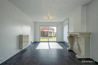 Large warehouse/storage space on the Provinciebaan in Ledegem. The plot has a surface of 580 m² and is rented in 2 separate parts. Each part has...