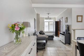 <u><strong>PLUSPUNTEN:</strong></u><br />+ 3 slaapkamers<br />+ Elektriciteit conform<br />+ Geen renovatieplicht<br />+ Centrum op wandelafstand<br /><br />Deze woning biedt alles wat je nodig hebt om comfortabel te wonen. Bij binnenkomst word je verwelkomd in de inkomhal met gastentoilet. Vanuit de hal ga je naar de ruime leefruimte, opgedeeld in een salon en eetkamer. De rolluik vooraan houdt 's nachts alle overtollige prikkels buiten. De uitgeruste keuken sluit mooi aan op de leefruimte en zal je verrassen met haar praktische indeling. De lichtkoepel zorgt voor een natuurlijke lichtinval. <br /><br />Op de 1ste verdieping bevinden zich de hoofdslaapkamer met toegang tot het ingesloten terras, de recent ingerichte bureelruimte en de badkamer. De badkamer is naast een toilet en lavabomeubel voorzien van een inloopdouche. <br /><br />Via een vaste trap bereik je de 2de verdieping waar nog eens 3 kamers uitbreidingsmogelijkheden bieden als extra slaapkamer, gasten- of opbergkamer. Tot slot biedt ook de kelder heel wat comfort met haar inbouwkasten en de aansluitingen voor wasmachine en droogkast. <br /><br />Scholen, winkels en openbaar vervoer zijn slechts een steenworp verwijderd, waardoor het dagelijks leven hier moeiteloos verloopt. Tegelijkertijd biedt de nabijheid van het Haspengouwse landschap je de kans om te ontsnappen aan de drukte en te genieten van ontspannende wandelingen of fietstochten. Kom deze karaktervolle woning dus snel met eigen ogen ontdekken!<br /><br /><u><strong>CONTACT:</strong></u><br />Zie jij ook de vele troeven van deze charmante woning?<br />Contacteer mij voor meer info of een vrijblijvende bezichtiging via 011/49.75.90.<br /><br /><em>De vermelde oppervlaktes zijn slechts indicatief. Katrien Wouters - creating IMMOtions kan niet verantwoordelijk gesteld worden voor de juistheid van de aan haar verstrekte gegevens. </em> 