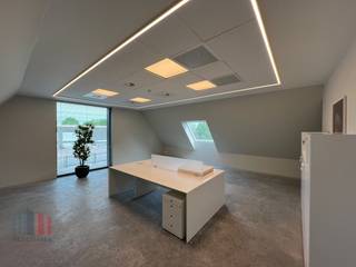 Ce bureau flambant neuf a une superficie totale de 320 m² et dispose d'une salle de réunion séparée de 80 m².<br />Conçu dans un souci de fonctionnalité et de confort, le bâtiment n'a pas encore été occupé. Grâce aux grandes fenêtres, vous bénéficierez d'une lumière naturelle abondante. <br /><br />Le bâtiment est situé dans un endroit stratégique, à seulement 2 minutes de l'autoroute N60, avec un excellent accès à l'E17. Le site offre de nombreuses possibilités de parking. À droite du bâtiment se trouve un terrain constructible en pleine propriété. Derrière le bâtiment se trouve une prairie de 7 109 m², qui fait également partie de la propriété. Ce bien combine des postes de travail de haute qualité avec un environnement calme et verdoyant et une excellente accessibilité.<br /><br />Contactez PANORAMA B2B GENT KANTOREN pour de plus amples informations, des plans ou une visite de chantier sans engagement au 0477 44 39 30.