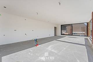 Voor meer info en foto’s, surf naar www.swevers.be – PROJECT MINERA - Aan de Koolmijnlaan 69 bus 1.2 in Houthalen vindt u dit instapklare 3-slaapkamer nieuwbouwappartement met een bewoonbare oppervlakte van 107,65 m². Het project wordt opgeleverd in 2026/2027 en combineert een hedendaagse afwerking met een praktische indeling en een centrale ligging. Het appartement beschikt over drie slaapkamers, een grote open leefruimte en twee ruime terrassen (22m² en 15m²). De leefruimte van 20 m² biedt voldoende plaats voor een gezellige zithoek en sluit rechtstreeks aan op de ruime keuken en eetplaats van 24 m². Dankzij deze open indeling vormen koken, tafelen en ontspannen één aangenaam geheel. Het appartement beschikt over 3 slaapkamers, een praktische badkamer en wasplaats. Daarnaast beschikt het gebouw over een lift, zonnepanelen en warmtepomp. De kelder biedt parkeerplaatsen en extra bergingen die optioneel bij aan te kopen zijn. De ligging is bijzonder praktisch: winkels bevinden zich op circa 500 meter, openbaar vervoer op ongeveer 180 meter en de snelwegen op slechts 1,5 km. Scholen, restaurants en ontspanningsmogelijkheden liggen op ongeveer 2 km. Voor meer informatie, bel 011 255 155. <br />Prijs exclusief 21% BTW en exclusief andere belastingen en toeslagen: 295.000 euro<br />Prijs inclusief 21% BTW, exclusief andere belastingen en toeslagen: 346.240 euro