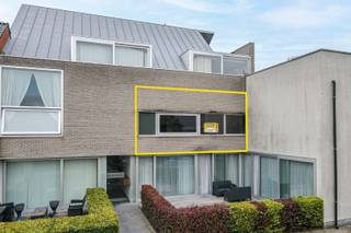 Op de eerste verdieping van een verzorgd appartementsgebouw in het centrum van Aartrijke bevindt zich dit instapklare appartement met een bewoonbare oppervlakte van 88 m². De lichtrijke leefruimte met open keuken vormt het hart van de woning en biedt alle comfort voor dagelijks wonen. De volledig uitgeruste keuken beschikt over alle nodige inbouwtoestellen en sluit naadloos aan op de leefruimte. Via beide slaapkamers heeft u rechtstreeks toegang tot het ruime, zonnige terras van maar liefst 27,5 m², afgewerkt in stijlvolle bankirai. De badkamer is ingericht met een ligbad, dubbele lavabo en praktische opbergkasten, terwijl er ook een afzonderlijk gastentoilet aanwezig is. Het appartement is voorzien van aluminium ramen met dubbele beglazing en behaalt een EPC-label C, waardoor er geen renovatieplicht geldt. Verwarming gebeurt elektrisch met accumulatie- en convectorverwarming. De ruime garage nr. 3 met automatische kantelpoort en elektriciteitsaansluiting is inbegrepen in de prijs. Het gebouw omvat slechts acht appartementen en zes garages, wat zorgt voor een aangename en kleinschalige woonomgeving. Dankzij de centrale ligging bevinden winkels, scholen, openbaar vervoer en andere voorzieningen zich op wandelafstand. Een ideale eigendom voor eigen bewoning of als interessante investering.<br />EPC: 216 kWh/m² (Vg, Wg, Gmo, Gvkr, Gvv) Ref. OU28962