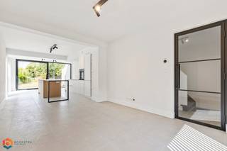 Op een uitstekende locatie in Tremelo bevindt zich deze volledig gerenoveerde vrijstaande woning met 3 slaapkamers op een perceel van 439m². U...