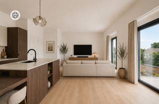 Energiezuinig klasseappartement met 2 slaapkamers en zonnig terras in hartje Waregem!Op een toplocatie vlakbij de kliniek van Waregem bevindt zich dit stijlvol afgewerkte nieuwbouwappartement, waar luxe, comfort en energiezuinig wonen perfect samenkomen. Dankzij de hoogwaardige materialen, hoge plafonds en de lichtrijke ruimtes geniet u hier van alle comfort. Bij het binnenkomen wordt u verwelkomd in de inkomhal met een stijlvolle stalen deur en apart gastentoilet. De ruime, lichtrijke leefruimte sluit aan op de volledig geïnstalleerde open keuken met kookeiland. Verder beschikt het appartement over een praktische berging/wasplaats, een badkamer (met lavabo en douche) en 2 ruime slaapkamers.Bovendien beschikt het appartement over een zonnige terras!Troeven: Instapklaar nieuwbouwappartement (reeds geschilderd), hoge plafonds, luxe materialen, warmtepomp, energiezuining, conforme elektriciteit.Een unieke kans voor wie op zoek is naar stijlvol en comfortabel wonen op een uitstekende locatie!Interesse in deze prachtige woning?Plan vandaag nog uw bezoek via afspraak met Immo Beguin: tessa@immobeguin.be