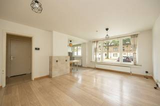 <p><span>Appartement clé en main au rez-de-chaussée avec cour ensoleillée dans un emplacement de choix à Borgerhout</span></p><p><span> </span></p><p><span>Vous cherchez un appartement prêt à l'emploi avec beaucoup de lumière, un espace extérieur agréable et une situation centrale ? C'est l'endroit qu'il vous faut. Cet appartement bien entretenu situé au rez-de-chaussée combine un espace de vie spacieux avec une cuisine ouverte, une chambre confortable et une cour ensoleillée. De plus, vous vivez à proximité du Te Boelaer Park, des magasins, des écoles et des transports en commun.</span></p><p><span> </span></p><p><span>Lumineux & pratique</span></p><p><span>Vous entrez dans le hall d'entrée, où se trouve un placard encastré pratique avec la plomberie pour une machine à laver. Depuis le hall, vous avez accès à la salle de bains et à l'espace de vie.</span></p><p><span>Avec la cuisine ouverte, le séjour forme un environnement agréable et lumineux. Grâce à la grande fenêtre côté rue, la pièce est baignée de lumière naturelle. Le sol facile d'entretien crée une atmosphère chaleureuse. La cuisine ouverte est bien reliée à l'espace de vie et dispose d'un évier, d'une hotte aspirante, d'un raccordement pour une cuisinière à gaz et de nombreuses prises de courant. Une table de petit-déjeuner compacte ou un plan de travail supplémentaire rend l'espace encore plus pratique.</span></p><p><span> </span></p><p><span>Chambre à coucher avec accès à l'espace extérieur</span></p><p><span>Au fond se trouve la chambre à coucher spacieuse, située au calme et dotée d'un accès direct à l'agréable cour intérieure. Cet espace extérieur est orienté au sud-est, ce qui permet de profiter du soleil dès le début de la journée. C'est l'endroit idéal pour prendre le petit-déjeuner à l'extérieur, pour disposer de la verdure dans des pots ou pour s'asseoir confortablement. La chambre à coucher offre suffisamment d'espace pour un lit double et des armoires.</span></p><p><span>À côté de la chambre se trouve la salle de bains, équipée d'une douche, de toilettes et d'un lavabo. Grâce à la fenêtre, vous bénéficiez d'une ventilation naturelle et de la lumière du jour.</span></p><p><span> </span></p><p><span> </span></p><p><span>Un logement central à proximité du parc et de la gare</span></p><p><span>Cet appartement est particulièrement bien situé à Borgerhout. Il se trouve à proximité du parc Te Boelaer et du parc Boekenberg, idéal pour une promenade, une séance de course à pied ou un après-midi de détente dans la verdure. Pour vos achats quotidiens, Delhaize et Aldi se trouvent à une courte distance. Les écoles, les transports en commun et la gare de Berchem sont également à proximité immédiate. De plus, avec le Ring et les principales voies d'accès à proximité, vous êtes rapidement sur la route d'Anvers ou d'ailleurs.</span></p><p><span> </span></p>