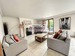 Residentieel gelegen, charmante villa nabij het centrum van Tervuren en het park. Deze woning biedt een lichtrijke woonkamer (40 m²), een...