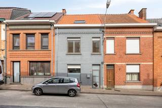 Instapklare gezinswoning te koop in Ronse in de Oudestraat. Deze woning telt 3 ruime slaapkamers op een mooi perceel van 612 m2. Deze eigendom is ideaal gelegen, op slechts 5 min van het centrum van Ronse. <br /><br />De woning wordt momenteel verhuurd en is tevens een ideale investering met een rendement van 3,7%. <br /><br />Indeling: <br />Inkomhal, ruime leefruimte met eetplaats en gaskachel, een recente keuken (vaatwas, oven, gasvuur en frigo), berging en badkamer (douche, toilet en lavabo). <br /><br />Op de eerste verdieping bevindt zich de eerste slaapkamer en tweede slaapkamer. Verder op de tweede verdieping is er de masterbedroom. <br /><br />Via de keuken heb je toegang naar het terras en volledig omheinde tuin.<br /><br />Extra's: <br />- elektrische installatie conform<br />- geen renovatieplicht<br />- dak volledig vernieuwd in 2025<br />- verhuurd <br />- centrale verwarming op gas<br /><br />Contacteer marie@immomargaux.be voor meer informatie of een afspraak ter plaatse.