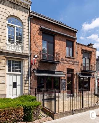 <p><span>Karaktervol handelspand met horecamogelijkheden en tal van commerciële kansen in het centrum van Mortsel</span></p><p><span>Bent u op zoek naar een commerciële toplocatie met uitstraling, karakter en veelzijdige mogelijkheden? Dit unieke handelspand bevindt zich in het bruisende centrum van Mortsel, op wandelafstand van het Gemeenteplein, het stadspark en de vele recente woonontwikkelingen. Dankzij de opvallende gevel, uitstekende zichtbaarheid en centrale ligging vormt dit pand een ideale uitvalsbasis voor ondernemers die een nieuw concept willen realiseren. Met een ruim terras aan de voorzijde van ca. 50 m², een professioneel deels ingerichte keuken, praktische opslagruimtes en een flexibele indeling biedt dit pand een uitzonderlijk potentieel voor horeca, handel, diensten of zelfs een combinatie van werken en wonen.</span></p><p><span>Commerciële ruimte & klantenbeleving</span></p><p><span>Bij het betreden van het pand komt u terecht in een aangename handelsruimte met een warme uitstraling. De huidige inrichting als horecazaak zorgt ervoor dat een nieuwe uitbating mits beperkte opfrissings snel van start kan gaan. De aanwezige houten bar vormt hierbij een sfeervol centraal element.</span></p><p><span>Een absolute troef is het ruime terras van ca. 50 m². Deze aangename buitenruimte biedt tal van mogelijkheden: zonnige zitplaatsen voor klanten of een gezellige buitenzone die de commerciële beleving versterkt.</span></p><p><span>De gelijkvloerse ruimte beschikt over een flexibele indeling waardoor ze eenvoudig aangepast kan worden aan uw eigen visie en ondernemingsconcept.Achteraan is er ook nog een buitenterras.</span></p><p><span>Professionele keuken & praktische voorzieningen</span></p><p><span>Op de bovenverdieping bevindt zich een volledig uitgeruste professionele keuken, voorzien van onder andere koelcellen, kookinstallaties, werkbladen, afzuiging en praktische werkruimtes. De inrichting maakt het mogelijk om onmiddellijk professioneel aan de slag te gaan binnen een horecaconcept.</span></p><p><span>Verder zijn er aparte sanitaire voorzieningen voor dames en heren aanwezig. Dankzij de aanwezige servicelift kunnen leveringen en bevoorrading vlot verlopen, wat zorgt voor extra gebruiksgemak.</span></p><p><span>Opslagruimte & multifunctionele mogelijkheden</span></p><p><span>Het pand beschikt over meerdere bergings- en magazijnruimtes. De aanwezige kelders bieden ruime opslagmogelijkheden voor voorraad, materiaal en logistieke doeleinden.</span></p><p><span>Door de praktische indeling en de verschillende beschikbare ruimtes biedt dit pand mogelijkheden voor diverse commerciële activiteiten. Denk hierbij niet alleen aan horeca, maar ook aan een winkelruimte, kantoorfunctie of andere professionele invulling.</span></p><p><span>Mogelijkheid tot handel & wonen</span></p><p><span>Een bijkomende troef is de historische indeling van het gebouw. In het verleden werd het pand gebruikt als winkelruimte met een duplexappartement. Hierdoor behoort een toekomstige herinrichting richting handel gecombineerd met wonen nog steeds tot de mogelijkheden.</span></p><p><span>Troeven:</span></p><ul><li><span>Absolute toplocatie:</span><span> Gelegen in het centrum van Mortsel, vlak bij het Gemeenteplein en het stadspark.</span></li><li><span>Uitstekende zichtbaarheid:</span><span> Karaktervolle gevel die meteen de aandacht trekt.</span></li><li><span>Horecaklaar:</span><span> Momenteel ingericht als restaurant en mits beperkte opfrissing snel opnieuw inzetbaar.</span></li><li><span>Aangenaam terras:</span><span> Ruim voorterras van ca. 50 m² als extra commerciële troef en terras achteraan.</span></li><li><span>Veelzijdige bestemming:</span><span> Mogelijkheid voor horeca, handel, diensten of combinatie handel/wonen. Vroeger was deze woning een winkel met de bovenste 2 verdiepingen wonen volgens de aanvullende stedenbouwkundige info m.b.t. een eventuele functiewijziging: </span></li></ul><p><span> Het RUP Centrum laat inderdaad op de Mechelsesteenweg wonen toe. </span></p><p><span>Kortom: een uniek commercieel pand met karakter, mogelijkheden en een absolute topligging in het hart van Mortsel. Een ideale opportuniteit voor ondernemers of investeerders die op zoek zijn naar een pand met uitstraling en toekomstperspectief.</span></p><p><span>Wenst u de mogelijkheden van dit pand ter plaatse te ontdekken? Maak vandaag nog een afspraak voor een bezoek.</span></p><p><span> </span></p>