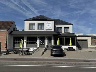 Handelszaak gelegen op een commerciële ligging aan de Liersesteenweg, nabij Sint-Maarten ziekenhuis en oprit R6. Uitstekende zichtbaarheid, kraaknet onderhouden en voorzien van zonnepanelen!Het pand, thans frituur met restaurant is geschikt voor diverse handelsactiviteiten (kapsalon, winkel, kantoorruimte, praktijk...) Aparte toegang naar bovengelegen instapklare woonst welke voorzien is van alle comfort (airco, zwemspa, ingemaakte kasten)Voldoende parkeermogelijkheid voor de deur.Handelsfonds over te nemen.