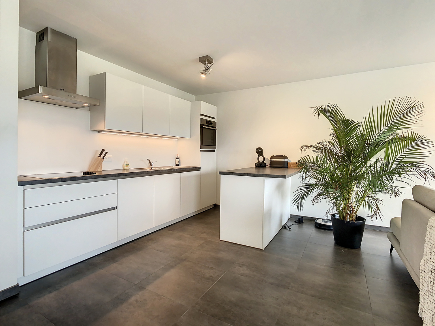 Te huur, energiezuinig en ruim 2-slaapkamer appartement met autostaanplaats gelegen te Nevele - foto 4