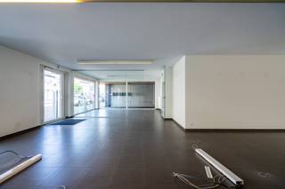 Deze instapklare handelsruimte van <strong>145</strong><strong> </strong><strong>m²</strong> is centraal gelegen in Deinze en biedt een <strong>uitstekende zichtbaarheid. </strong><br />Ideaal voor <strong>kantooractiviteiten</strong>, <strong>vrije beroepen</strong> of <strong>andere professionele doeleinden</strong>.<br /><span><span><span><span><span>De indeling bestaat uit een <strong>open kantoorruimte</strong>, een <strong>ruime vergaderzaal</strong>, een <strong>praktische kitchenette</strong> en <strong>net sanitair</strong>. De ruimte is flexibel in te richten <strong>naargelang jouw behoeften</strong>. <br /><br /><strong>Achteraan het gebouw</strong> bevinden zich <strong>2 tot 4 private parkeerplaatsen</strong>, een grote troef in het centrum.<br />De volledige ruimte is verwarmd via <strong>centrale</strong> <strong>verwarming</strong>. </span></span></span></span></span><br />Bij de handelsruimtes horen nog <strong>2 ondergrondse bergruimtes</strong>. <br /><br /><strong>Gunstige ligging</strong>, <strong>goede bereikbaarheid</strong> en de <strong>moderne inrichting</strong>, kortom is dit een <strong>uitstekende opportuniteit</strong> voor wie op zoek is naar een professionele werkplek in Deinze.<br /><br />Contacteer Matthis op 0477 804 350 - matthis@dekeyser.immo of Leopold op 0499 618 354 - leopold@dekeyser.immo