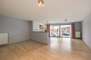 <p><span>Lichtrijk Appartement met 2 Slaapkamers en Terras in het Hart van Kontich</span></p><p><span>In een kleinschalig appartementsgebouw uit 2006, gelegen op het Sint-Jansplein in Kontich, vindt u dit instapklaar en lichtrijk appartement op de eerste verdieping. Dankzij de centrale ligging geniet u van een uitstekende bereikbaarheid en bevindt u zich op wandelafstand van winkels, scholen en openbaar vervoer.</span></p><p><span> </span></p><p><span>Het appartement is vlot bereikbaar via trap of lift. U komt binnen in de inkomhal die alle ruimtes met elkaar verbindt. De ruime living met open keuken vormt het hart van de woning. Dankzij de grote raampartijen baadt deze leefruimte in het licht en geniet u van een open en luchtig gevoel. De keuken is volledig ingericht en voorzien van alle hedendaags comfort.</span></p><p><span> </span></p><p><span>Achteraan bevinden zich 2 slaapkamers van respectievelijk 12 m² en 8 m². De grootste slaapkamer biedt toegang tot een gezellig terrasje. De badkamer beschikt over een lavabomeubel en een douchecabine. Daarnaast is er een apart toilet en een praktische berging/technische ruimte met aansluiting voor wasmachine en droogkast.</span></p><p><span> </span></p><p><span>Extra opbergruimte vindt u in de privatieve kelderberging.</span></p><p><span> </span></p><p><span>Ligging</span></p><p><span>Het appartement is uiterst centraal gelegen op het gezellige Sint-Jansplein, vlak bij het centrum van Kontich. U woont hier rustig, maar toch met alles binnen handbereik: winkels, scholen, openbaar vervoer en belangrijke invalswegen zoals de E19 bevinden zich op korte afstand.</span></p><p><span> </span></p><p><span>Het Sint-Jansplein wordt binnenkort grondig vernieuwd, met veel aandacht voor extra groen en een aangenamere publieke ruimte. In de foto’s ziet u alvast een impressie van hoe het plein er in de toekomst zal uitzien. Deze heraanleg zal de buurt aanzienlijk opwaarderen, wat ook een positieve impact kan hebben op de waarde van uw appartement in de toekomst.</span></p><p><span> </span></p><p><span>TROEVEN</span></p><p><span>+ Lichtrijke leefruimte met grote raampartijen</span></p><p><span>+ Twee slaapkamers, waarvan één met terrasje</span></p><p><span>+ Elektriciteit conform AREI</span></p><p><span>+ Aparte nutsvoorzieningen (water, elektriciteit en gas)</span></p><p><span>+ Cv op aardgas met individuele ketel</span></p><p><span>+ Kelderberging inbegrepen</span></p><p><span> </span></p><p><span> </span></p>