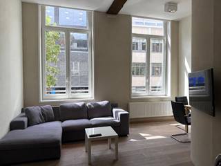 Ontdek deze charmante en lichtrijke duplex gelegen in de Adriaan Brouwerstraat 29, in het hart van Antwerpen. Dankzij de authentieke gevel, de hoge plafonds en de aangename lichtinval combineert deze woning karakter met modern wooncomfort. De duplex beschikt over een praktische indeling, een open leefruimte met keuken en een ruime slaapkamer met badkamer op de bovenverdieping. Dankzij het gunstige EPC B en de vaste kosten inclusief provisie voor gas woont u hier comfortabel en energiezuinig op een centrale locatie.<br /><br />GA NAAR WWW.DEBOERENPARTNERS.BE OM RECHTSTREEKS UW ONLINE AFSPRAAK IN TE PLANNEN<br /><br />Indeling:<br /><br />Eerste verdieping:<br />Lichtrijke leefruimte<br />Open, volledig uitgeruste keuken<br />Aangename zithoek<br />Veel natuurlijke lichtinval dankzij de grote raampartijen<br /><br />Tweede verdieping:<br />Ruime slaapkamer<br />Badkamer met douche, lavabo en handdoekradiator<br /><br />De leefruimte bevindt zich op de eerste verdieping en vormt een aangename open woonomgeving. De combinatie van de grote ramen, de houten accenten en de open keuken zorgt voor een warme en uitnodigende sfeer. De keuken is praktisch ingericht en sluit mooi aan op de leefruimte, waardoor deze duplex ideaal is voor wie houdt van compact maar comfortabel wonen in de stad.<br /><br />Op de tweede verdieping bevindt zich de slaapkamer met aansluitend de badkamer. De slaapkamer geniet van een charmante uitstraling dankzij de houten balken en dakramen, die zorgen voor extra karakter en lichtinval. De badkamer is verzorgd afgewerkt en voorzien van alle nodige comfort.<br /><br />Bijzonderheden:<br />EPC B<br />Vaste kosten: €230/maand inclusief provisie voor verwarming<br />Onmiddellijk beschikbaar<br />Mogelijkheid om meubels bij te huren aan €50/maand<br />Mogelijkheid om een staanplaats bij te huren aan €100/maand<br /><br />GA NAAR WWW.DEBOERENPARTNERS.BE OM RECHTSTREEKS UW ONLINE AFSPRAAK IN TE PLANNEN