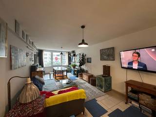 Cet appartement confortable offre un salon spacieux et lumineux, créant une atmosphère agréable et ouverte. La cuisine entièrement équipée dispose de tout le confort nécessaire et jouxte un grand débarras, idéal pour un espace de rangement supplémentaire. La salle de bains comprend une baignoire, une douche, un lavabo et des toilettes. Il y a également une chambre qui donne directement accès à une terrasse agréable, où vous pourrez vous détendre en toute tranquillité. Le bâtiment est équipé d'un ascenseur et l'appartement est disponible à partir du 1/02/2026. Le loyer est de 675 € par mois, majoré d'une avance de 60 € sur les charges communes et d'une avance de 20 € sur l'eau.<br /> 