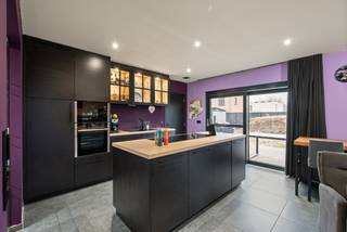 Facilement accessible, cette maison familiale récente et prête à emménager est située dans une rue sans issue, offrant ainsi un environnement...