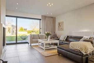 <p><span>Instapklare, </span><span>hoogwaardig afgewerkte woning</span><span> met </span><span>zwembad, poolhouse en multifunctioneel bijgebouw</span><span>, gelegen in een rustige en groene omgeving.</span></p><p><span>U wordt verwelkomd in een verzorgde inkomhal met ingemaakte vestiaire en een strakke, doorlopende tegelvloer die meteen de kwaliteitsvolle afwerking doorheen de woning benadrukt. Vooraan bevindt zich een </span><span>afzonderlijk bureau met maatkasten</span><span>, ideaal voor thuiswerk of een zelfstandige activiteit.</span></p><p><span>De leefruimte is </span><span>ruim, lichtrijk en perfect georiënteerd</span><span> met grote raampartijen en een schuifraam dat uitgeeft op terras en tuin. De gezellige haardcassette zorgt voor extra sfeer en comfort. Aansluitend vindt u de </span><span>moderne, volledig uitgeruste keuken met eiland</span><span>, voorzien van kwalitatieve toestellen, veel bergruimte en een directe connectie met de eetplaats en het buitenleven.</span></p><p><span>Op de verdieping beschikt de woning over </span><span>drie volwaardige slaapkamers</span><span> en een extra open ruimte die perfect kan dienen als </span><span>vierde slaapkamer, bureau of ontspanningsruimte</span><span>. De badkamer is compleet ingericht met </span><span>inloopdouche, ligbad en dubbele lavabo</span><span>. Daarnaast is er een apart toilet en extra bergruimte op de geïsoleerde zolder.</span></p><p><span>Technisch is deze woning volledig mee:<br /></span><span>zonnepanelen met batterij</span><span>, gunstig EPC, conforme elektriciteit, centrale verwarming op gas, alarmsysteem en waterverzachter.</span></p><p><span>Buiten wordt het plaatje compleet: een </span><span>onderhoudsvriendelijke tuin</span><span>, meerdere terrassen en een </span><span>prachtig zwembad met poolhouse </span><span> voorzien van keuken, airco en eigen sanitair (douche en toilet). Het </span><span>ruime bijgebouw (122m²)</span><span> met aparte techniekenruimte en kelder biedt tal van mogelijkheden: </span><span>praktijkruimte, fitness, atelier of hobbyruimte</span><span>.</span></p><p><span>Een </span><span>instapklare totaalwoning</span><span> waar comfort, ruimte en veelzijdigheid centraal staan ideaal voor wie wonen en werken wil combineren of gewoon op zoek is naar dat tikkeltje extra.</span></p>