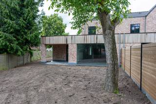 Zeer leuke nieuwbouwwoning op een aangename locatie in Essen - Heikant. Deze halfopen bebouwing is voorzien van een leefruimte met keuken, een ruime zithoek, een centrale hal met toilet en ruimte voor vestiaire en een inpandige garage. Op de eerste verdieping vind je drie leuke slaapkamers en een badkamer. Via een vaste trap heb je toegang tot de tweede verdieping die je perfect kan inrichten met een extra slaapkamer. <br />Verkoop onder registratierechten, dus mogelijks 2%!