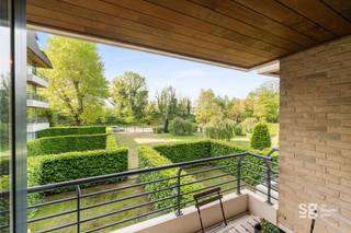 Instapklaar wonen met een groen uitzicht nabij Gent-Sint-Pieters

Bent u op zoek naar een lichtrijk appartement op een toplocatie? Dit instapklare appartement combineert de rust van een groen uitzicht met de dynamiek van de stad. Op wandelafstand van zowel het station Gent-Sint-Pieters als het historische centrum.

De indeling:
Bij binnenkomst wordt u verwelkomd in een ruime inkomhal met gastentoilet. De leefruimte is zeer lichtrijk en voelt ruim dankzij de grote raampartijen en de open keuken. Aansluitend aan de keuken vinden we een functionele berging (met aansluiting voor was/droog). Verder hebben we nog de vernieuwde badkamer met inloopdouche. Met twee volwaardige slaapkamers en een extra kelderberging is er aan ruimte geen gebrek.

Extra troef: Geen parkeerstress in de stad! U heeft de mogelijkheid om een private staanplaats aan te kopen voor €17.000.

Meer informatie of een bezoek? Neem dan gerust contact met ons op!