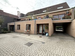 Ontdek dit <strong>lichtrijke en instapklare duplexappartement</strong> met een <strong>bewoonbare oppervlakte van ca. 130 m²</strong> en een <strong>ruim terras van 18 m²</strong>. Gelegen in een <strong>kleinschalige residentie met slechts 4 appartementen,</strong> geniet je hier van <strong>rustig en aangenaam wonen</strong>, met een uitstekende bereikbaarheid en nabijheid van <strong>winkels</strong>, <strong>openbaar vervoer</strong> en <strong>belangrijke invalswegen</strong>.<br /><br />Bij het binnenkomen tref je een <strong>ruime inkomhal </strong>met <strong>gastentoilet </strong>en <strong>berging</strong>. De ruime <strong>leefruimte </strong>met <strong>open</strong>,<strong> volledig ingerichte keuken</strong> vormt het hart van de woning en biedt toegang tot het<strong> ruime dakterras</strong>, waar het heerlijk vertoeven is in alle rust en privacy.<br /><br />Op de <strong>verdieping</strong> bevinden zich <strong>drie slaapkamers</strong>, een <strong>badkamer </strong>met ligbad, douche en lavabomeubel, en een extra <strong>berging</strong>.<br />Het appartement beschikt over <strong>centrale verwarming op aardgas</strong> en een <strong>uitstekende EPC-score van slechts 86 kWh/m² (label A)</strong> — een mooie garantie voor energiezuinig en comfortabel wonen.<br /><br /><u><strong>Troeven:</strong></u>
<ul>
	<li>130 m² bewoonbare oppervlakte + 18 m² terras</li>
	<li>Energiezuinig (EPC 86 kWh/m² – Label A)</li>
	<li>3 slaapkamers en 2 bergingen</li>
	<li>Kleinschalige residentie (bouwjaar 2006)</li>
	<li>Goede bereikbaarheid en ligging nabij winkels en openbaar vervoer</li>
	<li><strong>Garage te koop aan € 30.000</strong></li>
</ul>
Een <strong>ideale woonst</strong> voor wie op zoek is naar <strong>ruimte, comfort en een uitstekende ligging</strong> in Heusden.<br /><br /><strong>Meer info of een bezoek? </strong>Neem gerust contact op — wij helpen je graag verder!