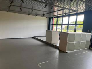Showroom / kantoor ca. 600m² met veel lichtinval te Malle- ruime parking- kitchenette- sanitair- verwarming op gas...