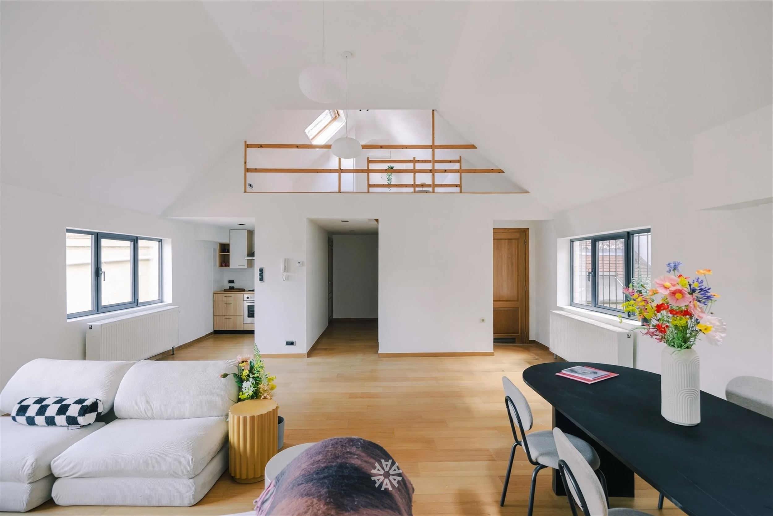 Centraal gelegen appartement met hoge plafonds en aangename lichtinval - foto 4