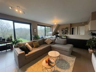 <p>Appartement bien entretenu au 2e étage avec vue sur la verdure</p><p>Cet appartement dispose d'un très spacieux espace de vie avec cuisine ouverte, de 2 chambres, d'une salle de bains, de toilettes séparées, d'un débarras pratique et d'une grande terrasse ensoleillée. </p><p>Parmi les atouts supplémentaires, citons la présence d'un ascenseur, le garage privatif situé à l'arrière du bâtiment et l'accès au jardin commun.</p><p>Le loyer s'élève à 880 € + 100 € de charges.</p><p>Disponible à partir du 01/08/2026.</p>