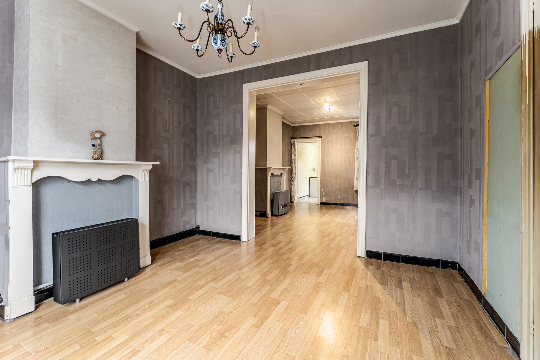 Centraal gelegen te renoveren woning met tuin - foto 4