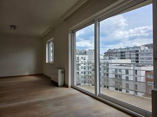 <p><span>Studio te koop in Brussel. Deze lichtrijke studio van 45 m² bevindt zich in een levendige buurt, dicht bij alle voorzieningen en het openbaar vervoer. De grote ramen zorgen voor een aangename, natuurlijke lichtinval doorheen de hele dag. Een ideale opportuniteit als investering of voor eigen bewoning. </span></p>