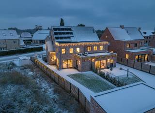 Deze halfopen BEN nieuwbouwwoning is gelegen op een absolute TOP locatie te Weelde. Vlakbij het centrum en op wandelafstand van winkels, school...